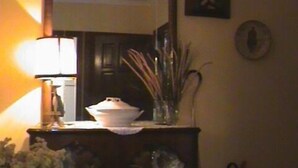 A dimly lit room with a lamp, a bowl on a shelf, and a vase with dried plants. - Rural apartment Racó de les Heures for 8 people (Arbolí)