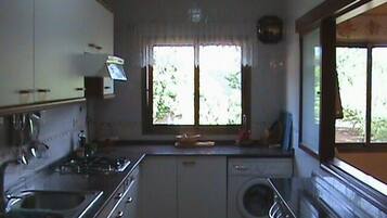 Réfrigérateur, micro-ondes, cafetière/bouilloire, grille-pain