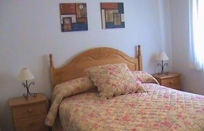 4 habitaciones, tabla de planchar con plancha y ropa de cama 