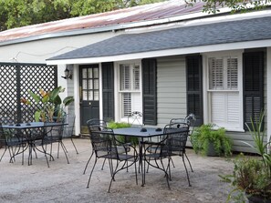 屋外ダイニングエリア