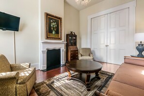 TV - Prime Location just steps from the French Quarter & 3 Blocks to Bourbon St, (New Orleans)