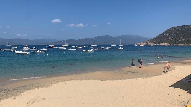 A beach with boats, people, and a hilly landscape in the background. - T2 any comfort in house of village (Grossa)