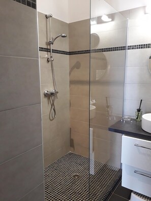 Shower, hair dryer, towels, toilet paper - T2 any comfort in house of village (Grossa)