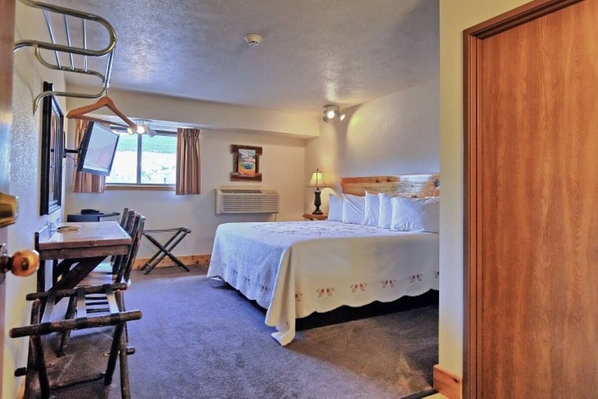 standard room, 1 king bed, non smoking | blackout curtains, free wifi, bed sheets