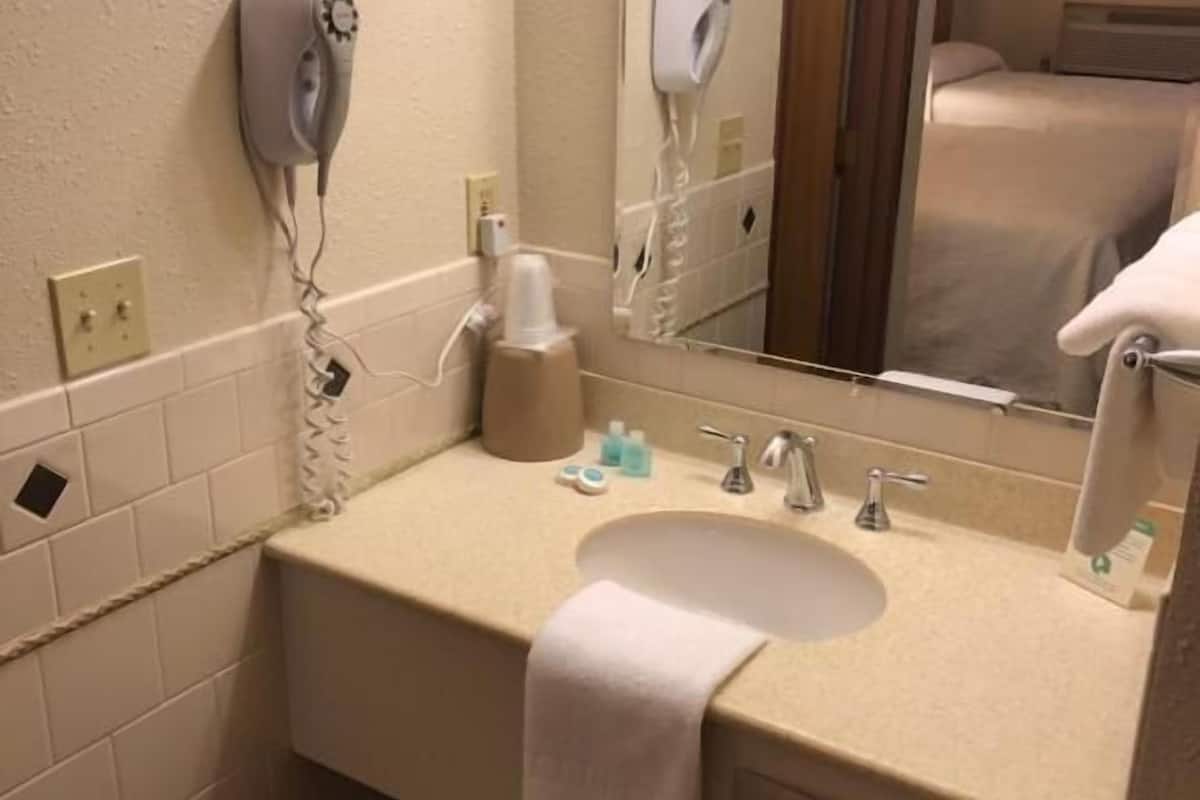 combined shower/bathtub, rainfall showerhead, free toiletries