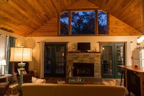 Smart-TV, Kamin, DVD-Player, Bücher