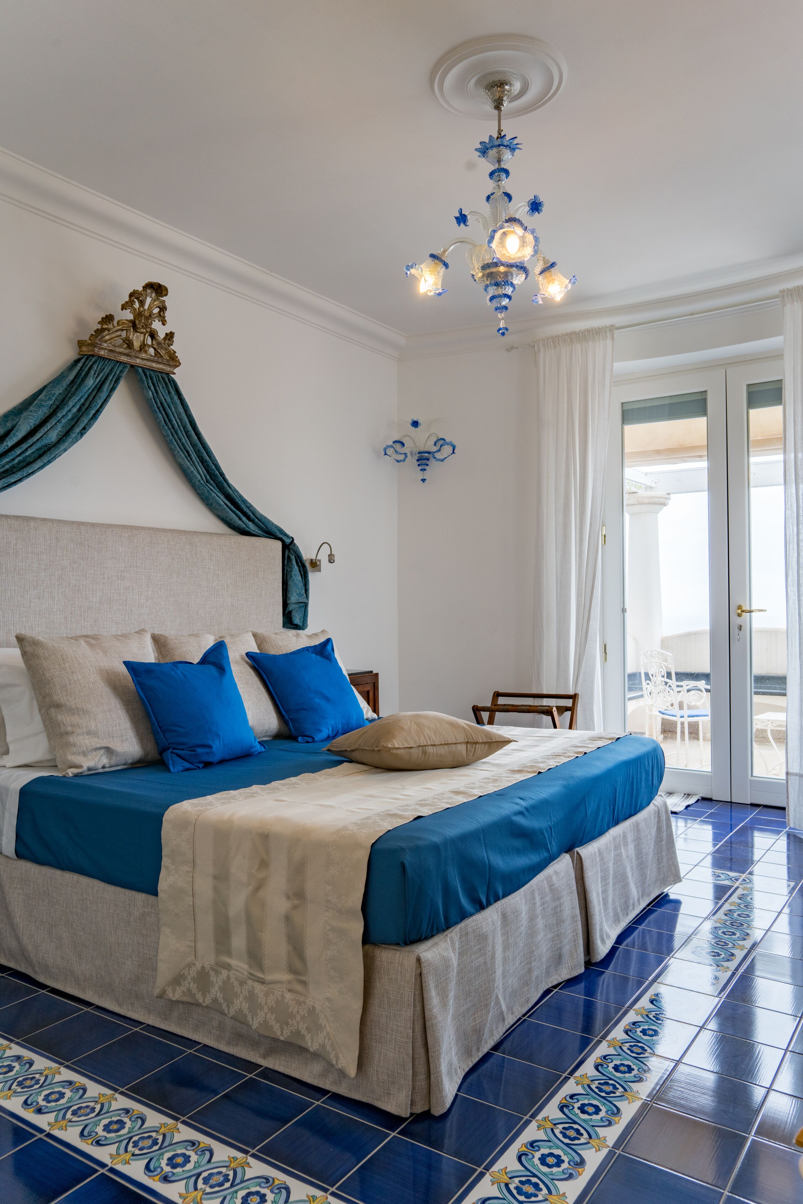 2 sovrum, värdeförvaringsskåp på rummet och skrivbord