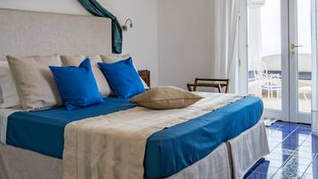 2 sovrum, värdeförvaringsskåp på rummet och skrivbord