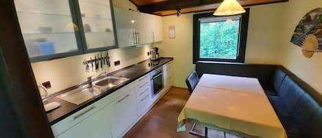 Refrigerador, parrilla de estufa, cafetera y tetera y tostadora