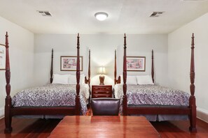 3 bedrooms, in-room safe, iron/ironing board, travel cot - Excellent Location:  3 Blocks to Bourbon St. and the French Quarter attractions. (New Orleans)