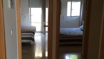 2 slaapkamers, een strijkplank/strijkijzer, gratis wifi, beddengoed