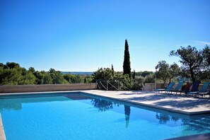 Outdoor pool - Mazet de La Tour - private terrace and shared swimming pool -Vallée des Baux (Paradou)