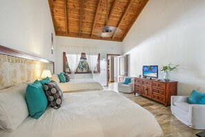 6 Schlafzimmer, Schreibtisch, Bügeleisen/Bügelbrett, Reisekinderbett
