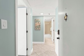 Interior - 3 bedroom spacious oceanfront condo. Outdoor pool. (North Myrtle Beach)