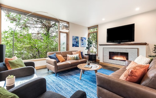 Luxury Modern on Newport- Westside | Walk | Dog friendly