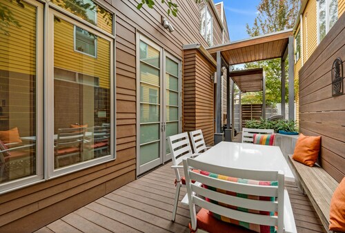 Luxury Modern on Newport- Westside | Walk | Dog friendly