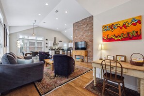 Smart TV, DVD player, books - Beautiful Private Carriage House, Heart of Denver, Quiet Yet Close to Everything (Denver)