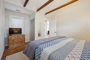 2 camere, una scrivania, ferro/asse da stiro, culla da viaggio