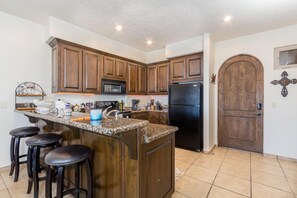 Jääkaappi, mikroaaltouuni, uuni, liesi