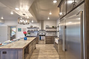 冷蔵庫、電子レンジ、オーブン、コンロ