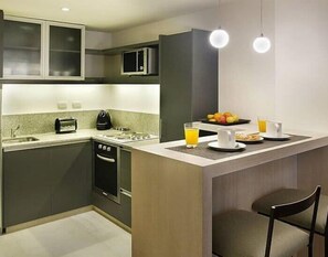 Refrigerador, microondas, horno, placa de cocina