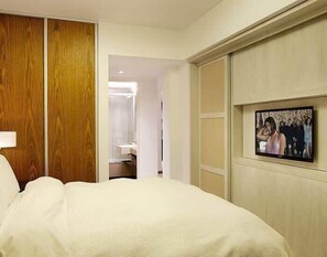 Tabla de planchar con plancha, wifi y ropa de cama 