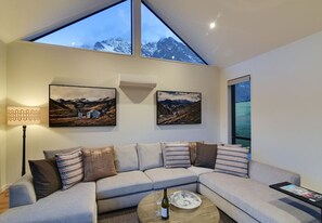 TV - 4 Stockyard lane, 3 Bedroom Home in Jacks Point (Jacks Point)