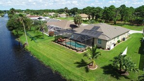 Ein Haus mit großem Garten, Swimmingpool und Solaranlage.