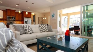 Ein modernes Wohnzimmer mit einer Couch, einem Couchtisch und einem Essbereich.