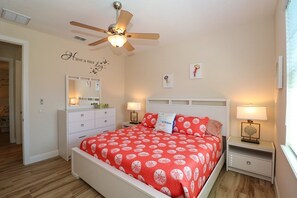 3 bedrooms, memory-foam beds, iron/ironing board, free WiFi - Suntan | Canal view | Pool | Bikes (Rotonda West)