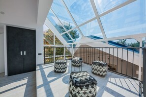 Property grounds - Glass villa includes: boat trip, pool, jacuzzi (Kaštel Štafilic)