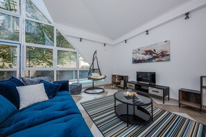 Televisión, chimenea, videojuegos y tenis de mesa 