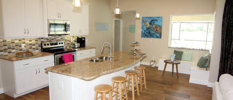 ثلاجة، ميكروويف، فرن، موقد طهي مسطح