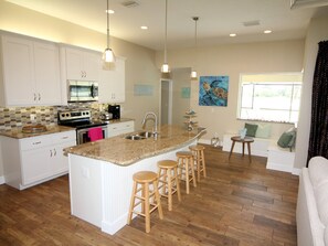 Geladeira, micro-ondas, fogão, cooktop