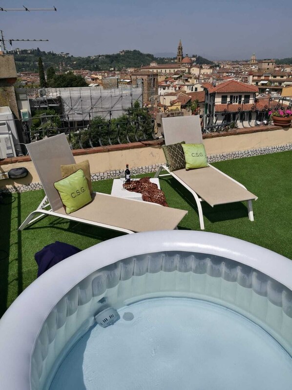 Outdoor spa tub - The One and Only: NEW ROYAL SUITE with PRIVATE TERRACE OVERLOOKING FLORENCE (Firenze)