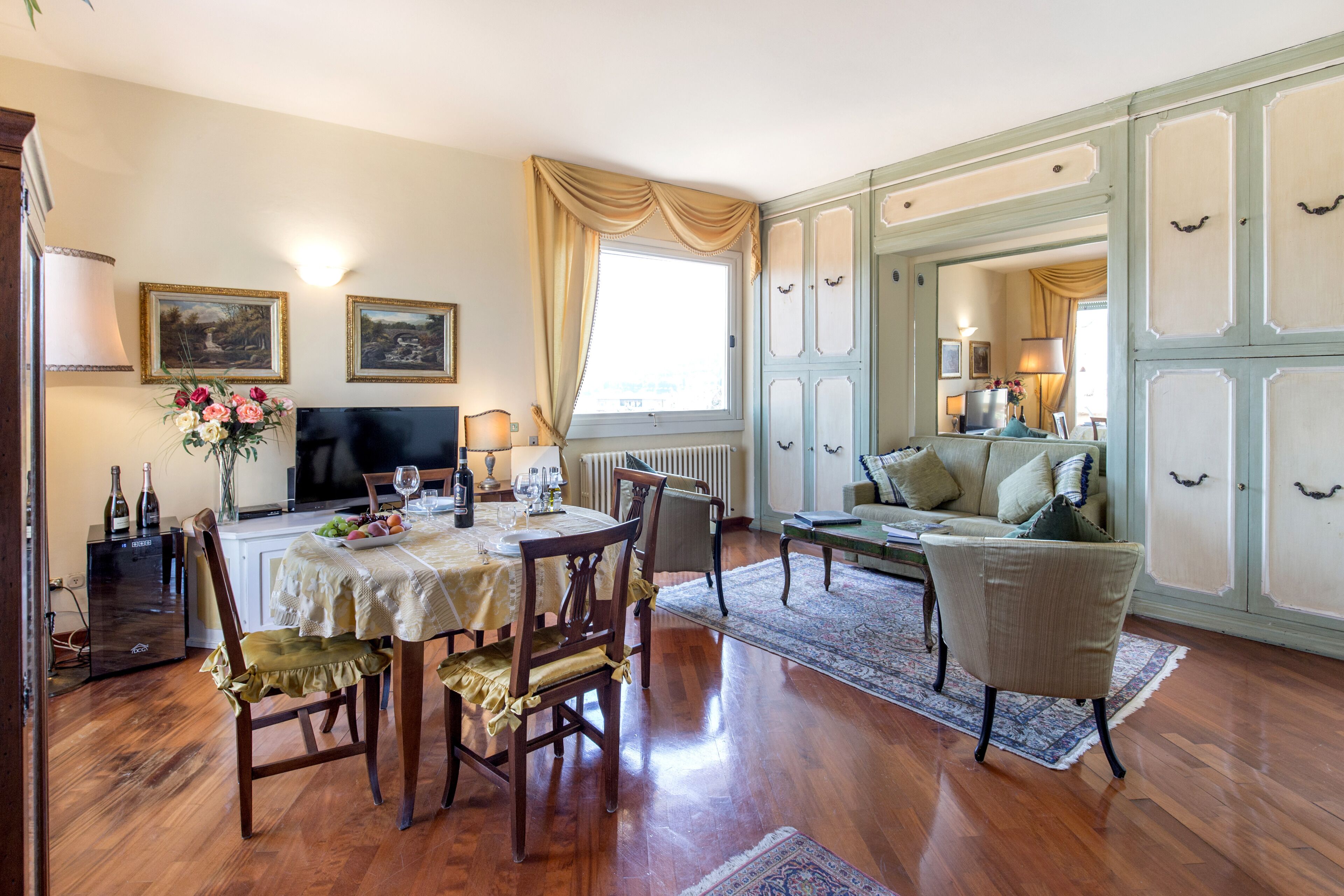 Tv, dvd-afspiller, bordtennisbord, bøger