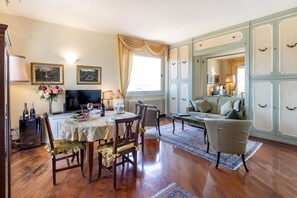 Fernseher, DVD-Player, Tischtennisplatte, Bücher