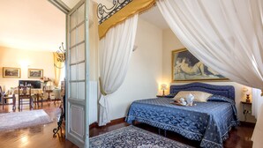 Un dormitorio con una cama, un escritorio y una silla.