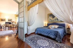 1 quarto, cofres nos quartos, ferros/tábuas de passar roupa