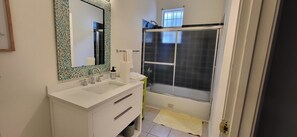 Ensemble douche/baignoire, sèche-cheveux, serviettes fournies