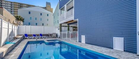 Een buitenzwembad, een verwarmd zwembad