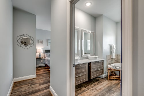 ULTIMATE OCEAN Retreat 21bds/21.5bths game+media room, HUGE POOL, 1 min to BEACH