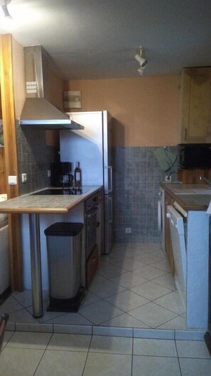Microwave, oven, dishwasher, coffee/tea maker