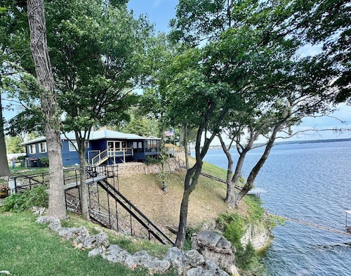 "Sunrise Cottage" Beautiful Lakefront Panoramic View W/ Hot Tub and Boat Dock