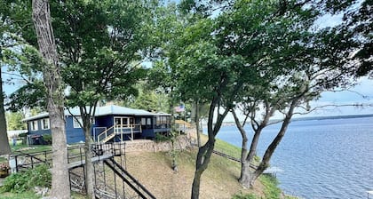 "Sunrise Cottage" Beautiful Lakefront Panoramic View W/ Hot Tub and Boat Dock