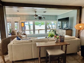 Smart-TV, peis, DVD-spiller og bordtennis