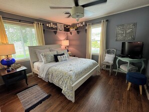 4 bedrooms, desk, iron/ironing board, free WiFi - "Sunrise Cottage" Beautiful Lakefront Panoramic View W/ Hot Tub and Boat Dock (Vinita)