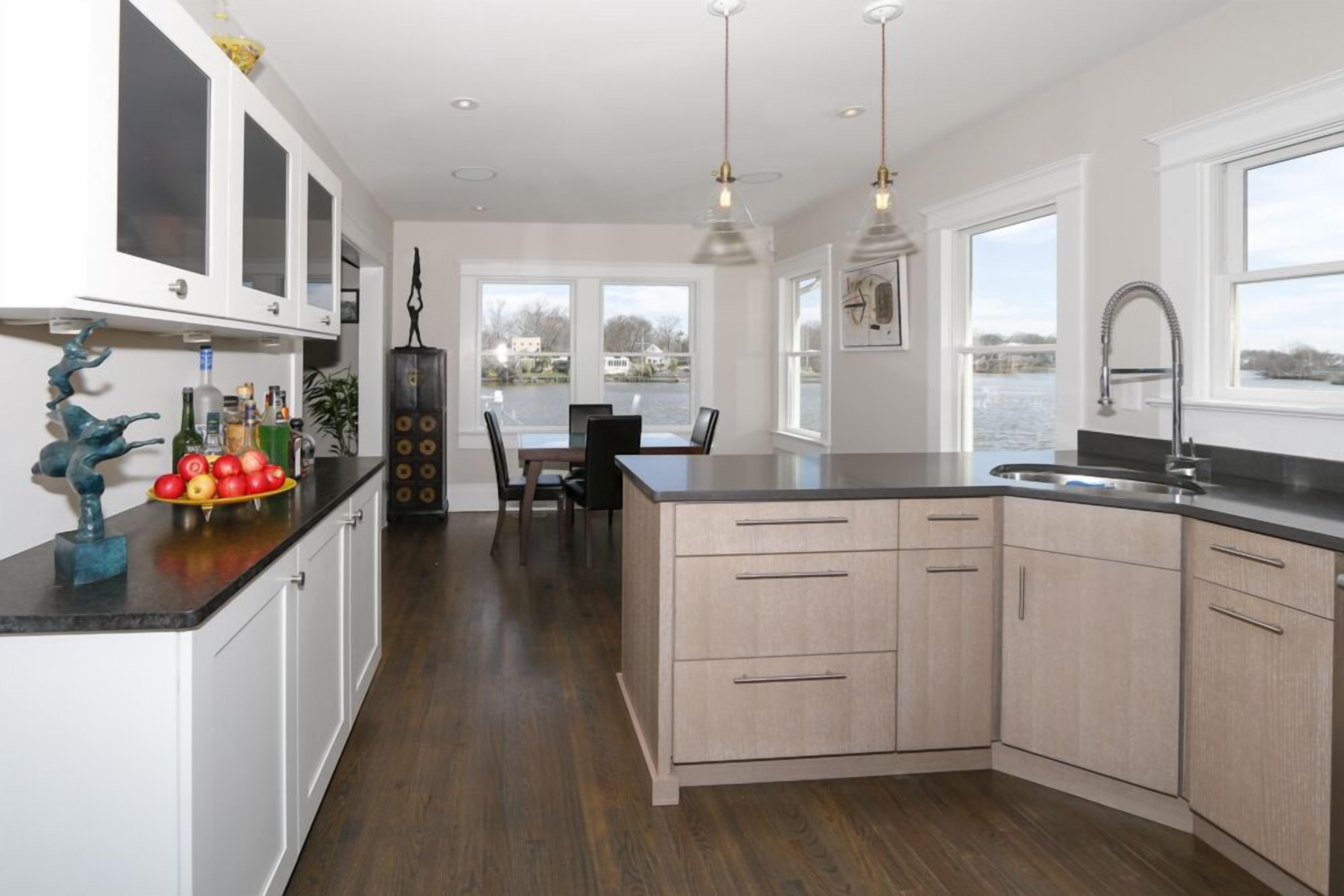 Luxury Oasis Panoramic Lake Views - terrace and hot-tub overlooking Deal Lake