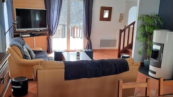 TV connectée, livres, espaces bureaux