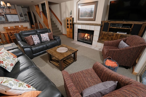 Très attrayant Grand Condo.  Excellent emplacement.  À voir!